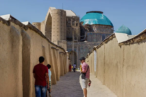 Turkestan Kazakhstan Agustus 2019 Wisatawan Dekat Mausoleum Abad Pertengahan Khoja — Stok Foto