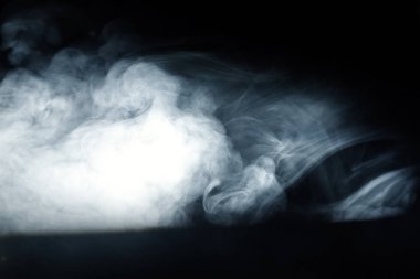 Sahnede sis ve dumanlı ışıklar var. Sahne ışığı ekipmanı