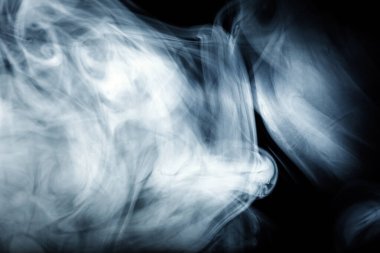 Sahnede sis ve dumanlı ışıklar var. Sahne ışığı ekipmanı