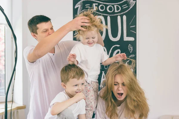 Eltern Spielen Mit Kindern Kinder Verbringen Ihre Zeit Mit Mama — Stockfoto