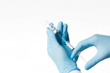 Beyaz arka planda şırınga ve ampul kullanarak doktor kolunu kapat. Tıbbi, aşılama ve aşılama kavramı