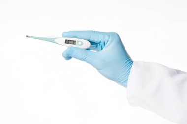 Plastik lateks tıp eldiveninin içine elinizi kapatın. Elinizde elektronik termometre var. Sıcaklığı, rahatsızlığı, ateşi, acıyı algıla. Beyaz arkaplanda izole.
