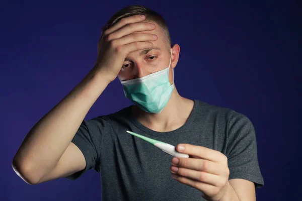 Kaukasischer Kranker Medizinischer Mullmaske Mit Handfläche Auf Dem Kopf Thermometer — Stockfoto
