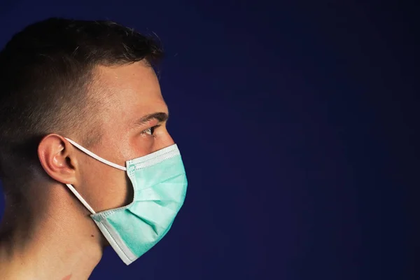 Kaukasisches Männerporträt Medizinischer Gaze Maske Auf Dunkelblauem Hintergrund — Stockfoto