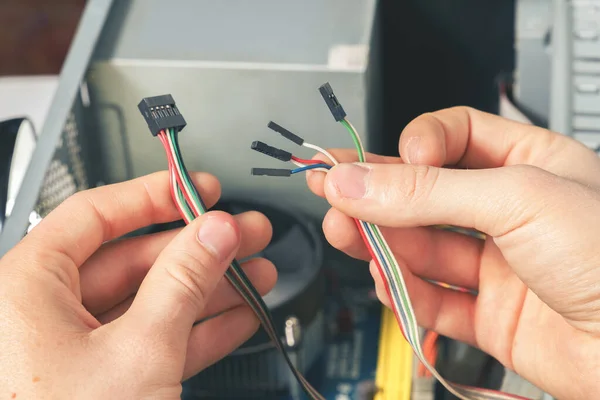 Reparador Conecta Los Cables Computadora Reparación Desmontaje Equipos Informáticos — Foto de Stock