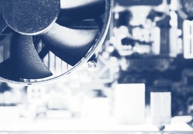 Ana kartta işlemci soğutucusu var. Bilgisayar devre kartı ve işlemci fanları arka plan için bilgisayarda soğutuyor. Renkli fotoğraf