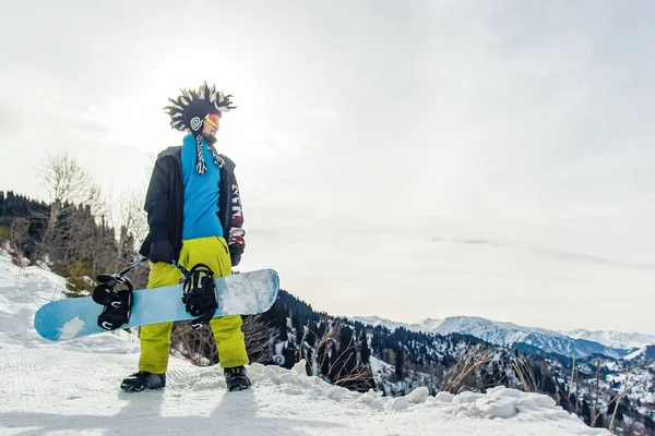 Freerider Snowboardzista Górach Przygotowuje Się Zejścia Tle Ośnieżonych Gór — Zdjęcie stockowe