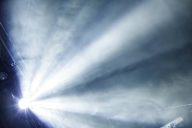 Sahnede sis ve dumanlı ışıklar var. Sahne ışığı ekipmanı