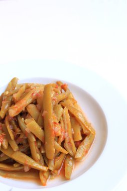 Pişmiş yeşil fasulye bir tabağa