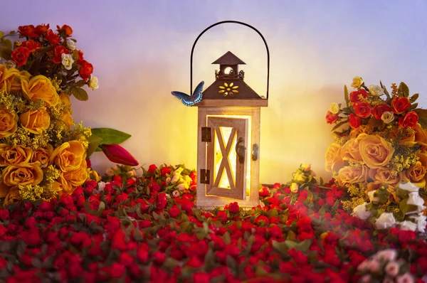 Parlayan Işık Feneri Güzel Renkli Bahar Çiçeği Düzenlemesi