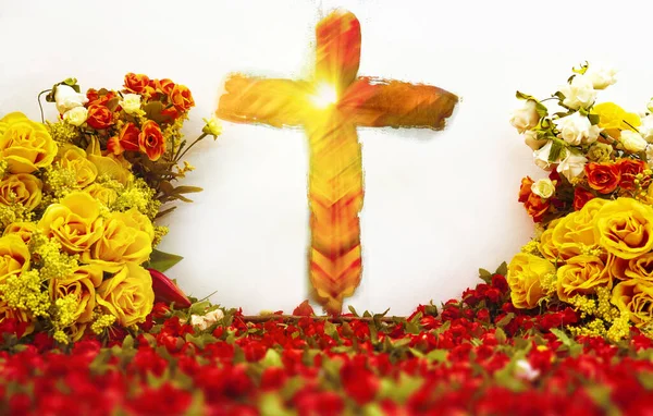 Cruz Cristã Com Luz Brilhando Flor Páscoa Colorida Brilhante — Fotografia de Stock