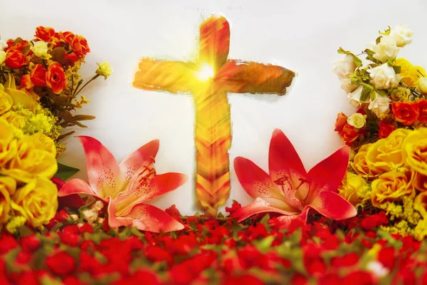 Güzel Çiçek Tarlasında İsa 'nın Renkli Hristiyan Haçı. 