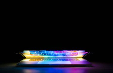 Siyah Arkaplanda Güzel Renkli Işıklı Modern Laptop Bilgisayarı