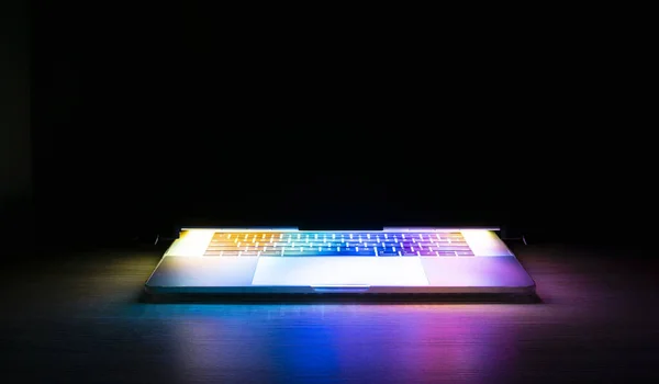 Modern Laptop Bilgisayar Kara Arkaplanda Güzel Renkli Işıklı Ekran Yok