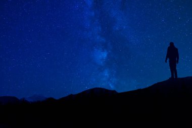 Siluet Gece Yıldızı Gökyüzüne Bakıyor