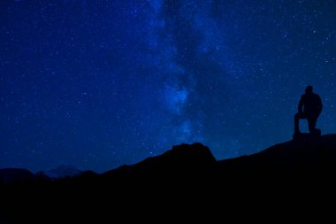 Tanrı 'ya dua etmek için diz çöken adam Yıldızların Gecesinde Hristiyan