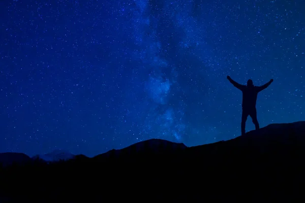 Tanrı 'ya tapan adam Güzel Mavi Gece Yıldızı Siluetinde