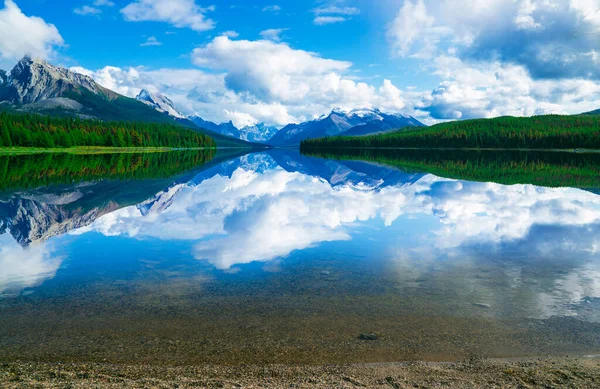 Perfekt Still Mountain Lake Reflection Jasper Alberta Kanada Rocky Mountains — Stockfoto
