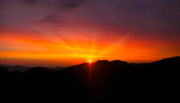 Rocky Dağı Colorado Gün Doğumu Renkli Bulutlar ve Güneş Işıklarıyla
