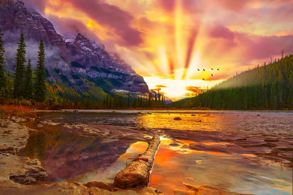 Sun Rays Mountain Valley Beautiful River Wilderness Landscape — Stock Photo, Image