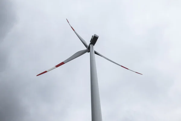 Turbina Eólica Girando Redor Produzindo Eletricidade Dia Ventoso Com Céu — Fotografia de Stock