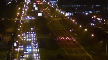 Gece video lapse zaman meşgul sokakları kavşakta trafik ışığı
