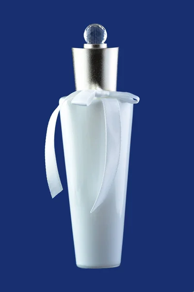 Frasco de cerâmica branca com perfume isolado em azul — Fotografia de Stock