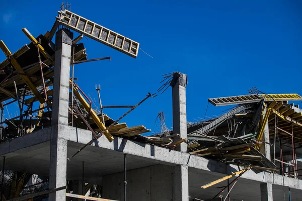 Emergency at the construction site - the collapse of the slab with monolithic casting. Errors in the calculation and violations at work.