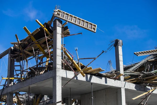 Emergency at the construction site - the collapse of the slab with monolithic casting. Errors in the calculation and violations at work.