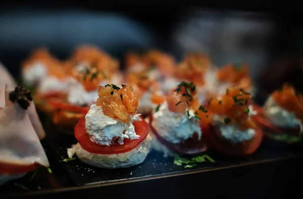 Spanische Vorspeise Häppchen Mit Tomaten Weichkäse Und Frischem Lachs Ein — Stockfoto