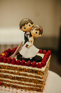 Marzipan gelin ve damadının böğürtlenli ve biblolu alışılmadık düğün pastası