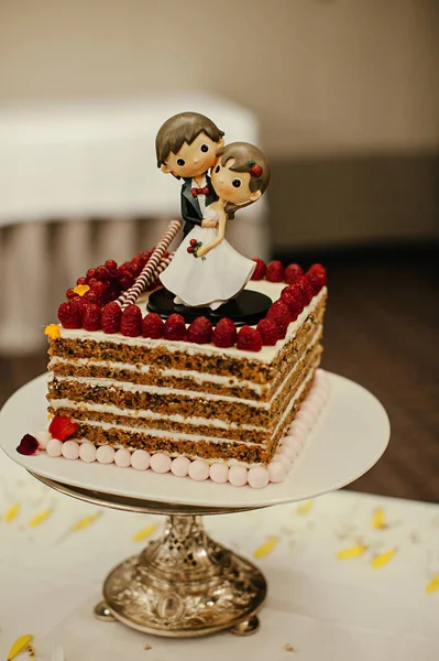一种不同寻常的结婚蛋糕 上面有杏仁新娘和新郎的浆果和雕像 — 图库照片
