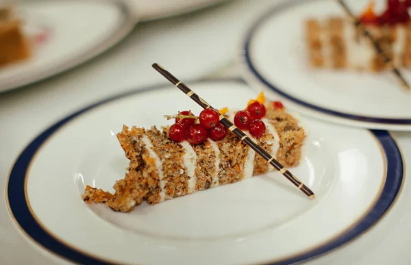 Ungewöhnliche Hochzeitstorte Mit Beeren Und Figuren Des Brautpaares Aus Marzipan — Stockfoto