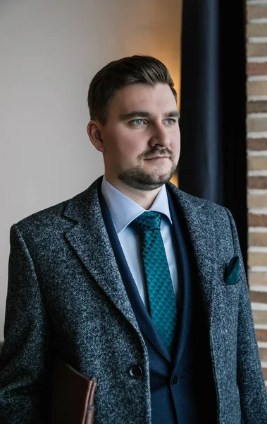 Modnie Ubrany Biznesmen Brodą Stylowy Garnitur Brązowe Buty Krawat Rękawiczki — Zdjęcie stockowe