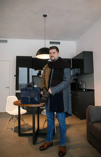 Homem Negócios Elegantemente Vestido Com Uma Barba Terno Elegante Sapatos — Fotografia de Stock