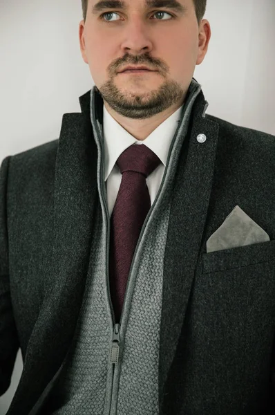 Homem Negócios Elegantemente Vestido Com Uma Barba Terno Elegante Sapatos — Fotografia de Stock