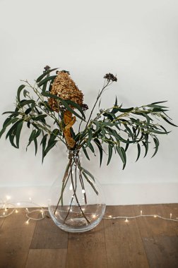 şık ve pahalı bir düğün dekoru, cam vazolarda çiçekler, altın, ışıklar, mumlar. 