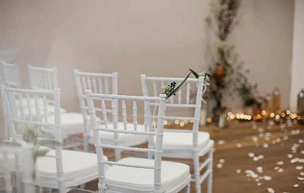 Κομψή Και Ακριβή Διακόσμηση Γάμου Λευκές Καρέκλες — Φωτογραφία Αρχείου