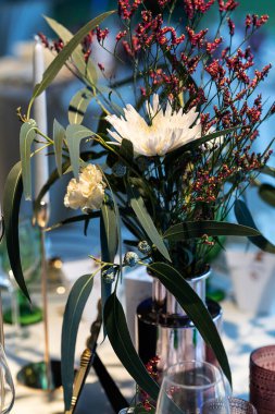 şık ve pahalı düğün dekoru, altın, mum, ışık, çiçek, şık bardaklar ve tabaklar kullanarak masa düzenleme