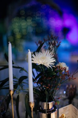 şık ve pahalı düğün dekoru, altın, mum, ışık, çiçek, şık bardaklar ve tabaklar kullanarak masa düzenleme