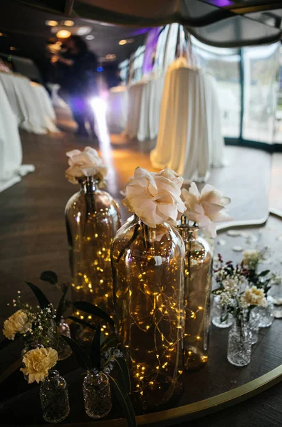 Κομψό Και Ακριβό Γαμήλια Διακόσμηση Λουλούδια Γυάλινα Βάζα Χρυσό Φώτα — Φωτογραφία Αρχείου