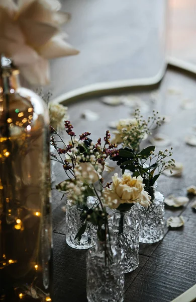 Stijlvol Duur Trouwdecor Tafeldecoratie Met Goud Kaarsen Verlichting Bloemen Chique — Stockfoto