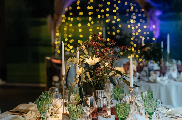 Stílusos Drága Esküvői Dekoráció Asztali Díszítés Arany Gyertyák Fények Virágok — Stock Fotó