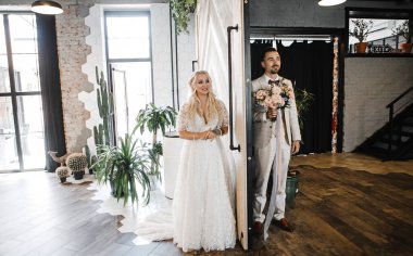 Gelin ve damat mektupları okuduktan sonra mutlu bir şekilde ağlarlar.