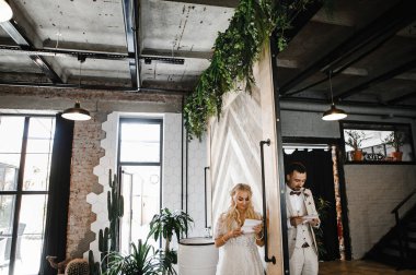 Gelin ve damat mektupları okuduktan sonra mutlu bir şekilde ağlarlar.