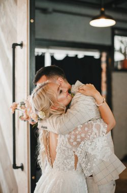 Şık gelin ve damat düğün günlerinde birbirlerine nazikçe bakıyorlar ve sarılıyorlar.