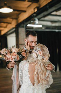 Şık gelin ve damat düğün günlerinde birbirlerine nazikçe bakıyorlar ve sarılıyorlar.