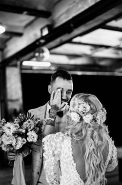 Gelin ve damat düğün günlerinde mutluluktan ağlarlar.