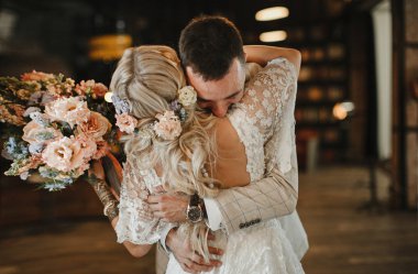 Şık gelin ve damat düğün günlerinde birbirlerine nazikçe bakıyorlar ve sarılıyorlar.