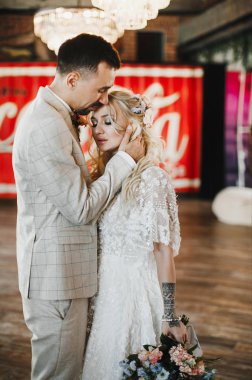 Şık gelin ve damat düğün günlerinde birbirlerine nazikçe bakıyorlar ve sarılıyorlar.